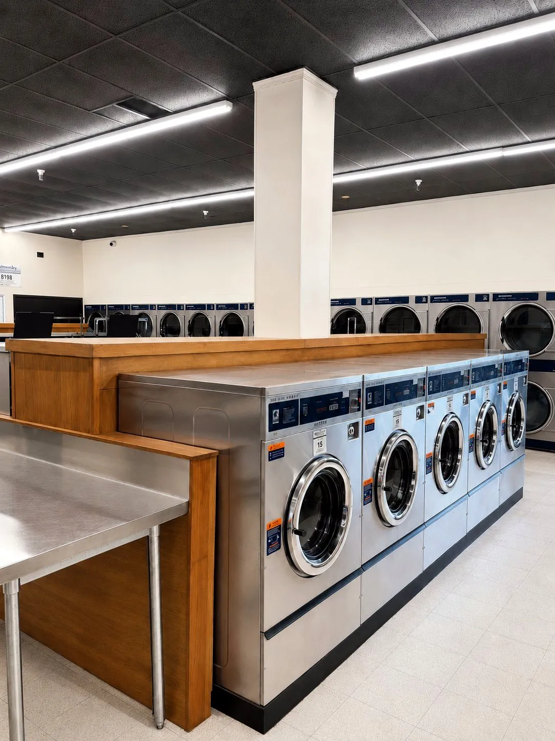 Lavadoras de acero inoxidable de gran capacidad dentro de Bennett Valley Laundromat