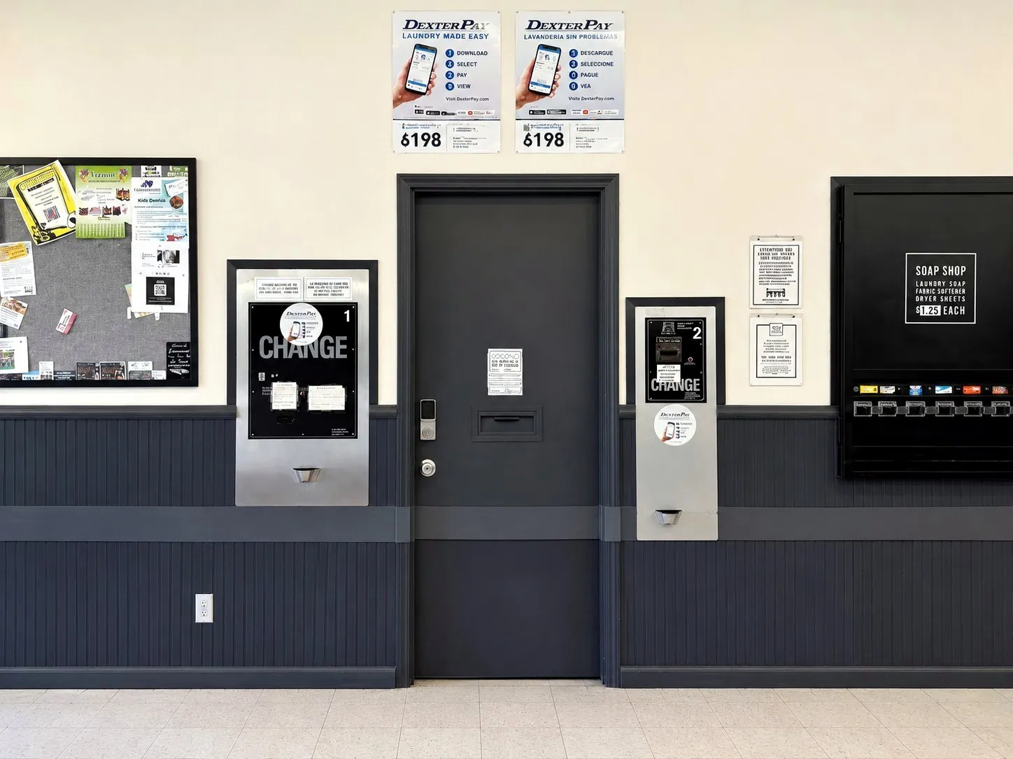 Máquinas de cambio y letreros de DexterPay dentro de Bennett Valley Laundromat