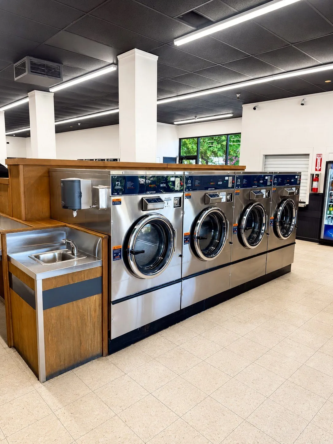 Fila de lavadoras de gran capacidad en Bennett Valley Laundromat
