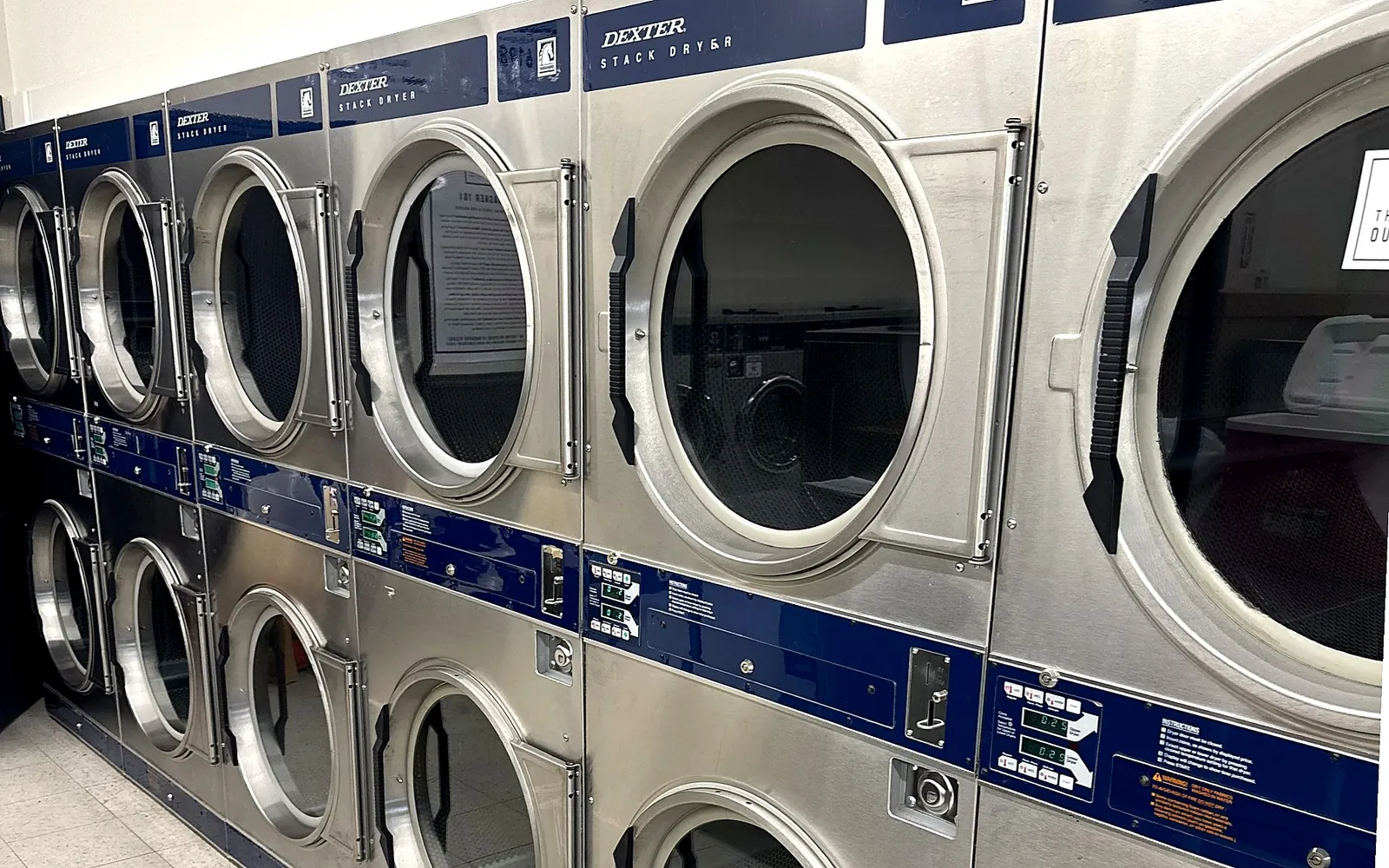 Secadoras Dexter de acero inoxidable en Bennett Valley Laundromat