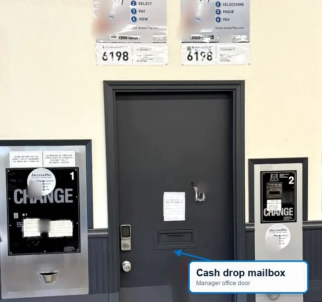 Buzón para pagos en efectivo en la puerta de la oficina del gerente en Bennett Valley Laundromat